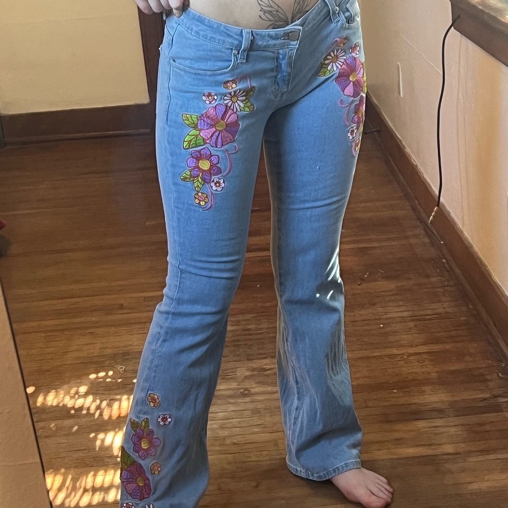 Low rise embroidered flower jeans